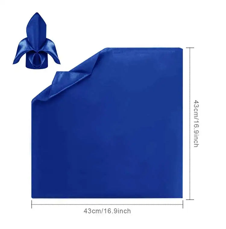 Nappe carrée en satin bleu avec noeud décoratif.