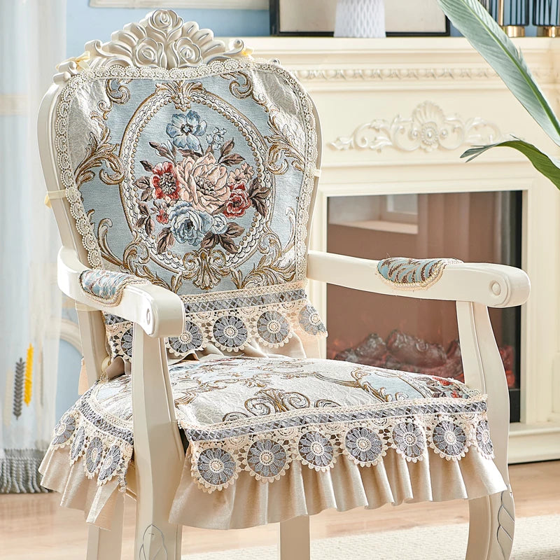 Un fauteuil vintage aux motifs floraux complexes, avec des touches de dentelle et de dorure, créant une atmosphère chaleureuse et élégante.