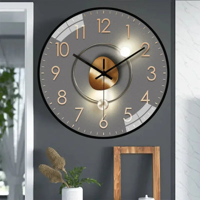 Horloge murale silencieuse design original vert armée sur mur blanc