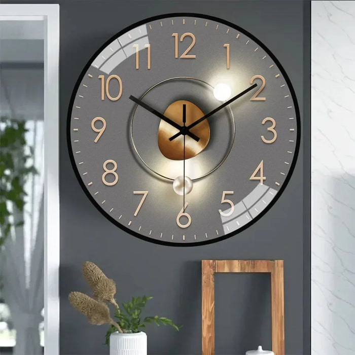 Horloge murale silencieuse design original vert armée sur mur blanc