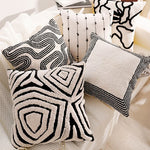 housse coussin décoration moderne motif géométrique brodé noir blanc pompons maison luxe