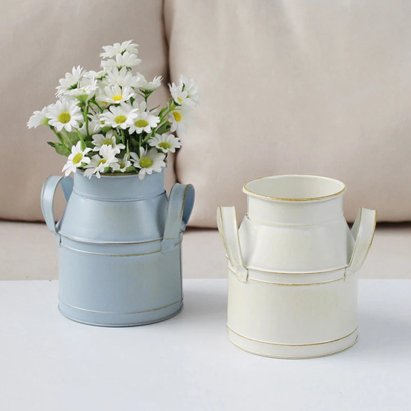 vases rustiques fleurs artificielles décoration intérieure vintage aspect vieilli couleur blanche bleue