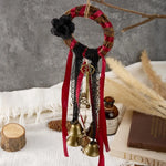 décoration boho chic couronne osier fleurs noires rubans dentelle cloches dorées porte