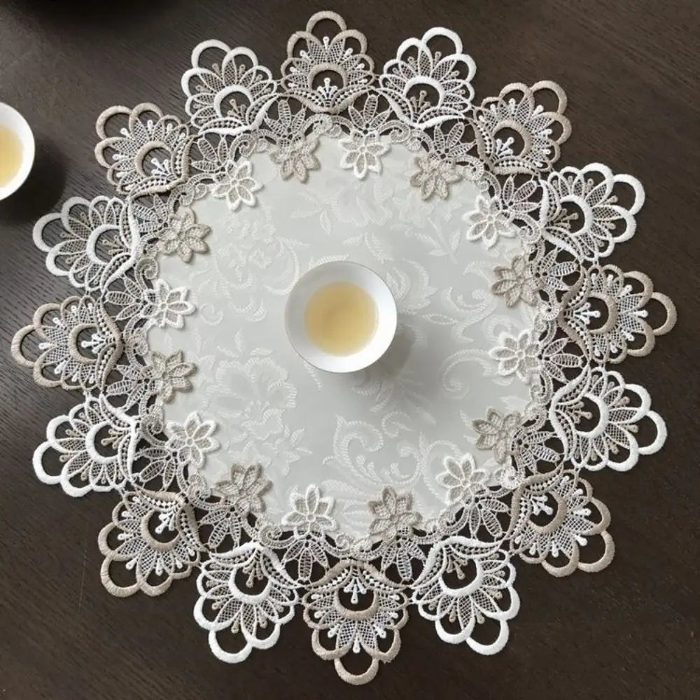 nappe ronde fleurs complexes crème blanc marron semi translucide élégante table dîner 60 70