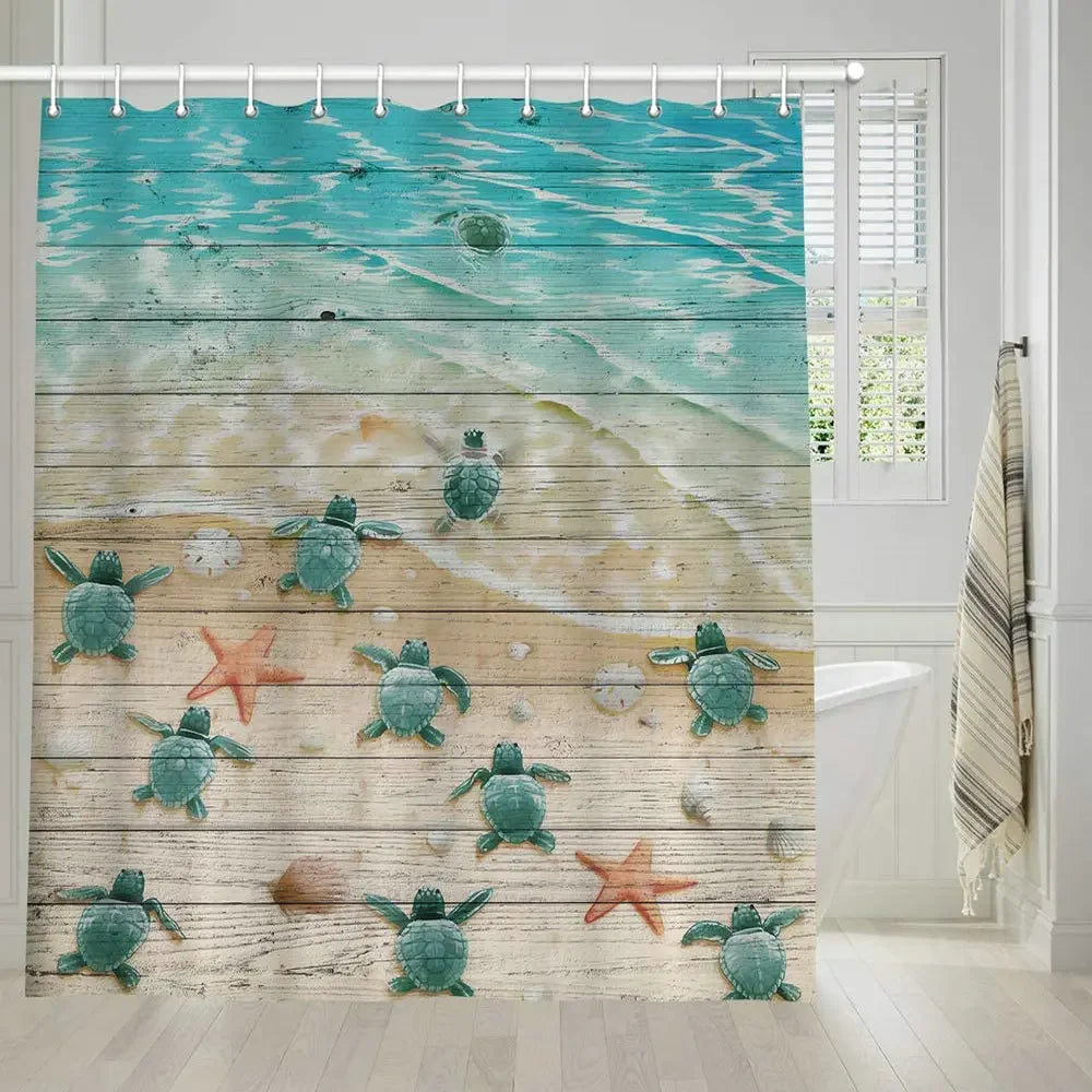 Rideau de douche représentant une plage boisée : à l’avant-plan, de petites tortues marines vertes et des étoiles de mer sur un sol évoquant des planches claires, progressant vers une eau turquoise plus en hauteur. 