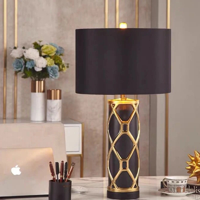 lampe table contemporaine élégante noir doré abat jour semi transparent chambre coucher