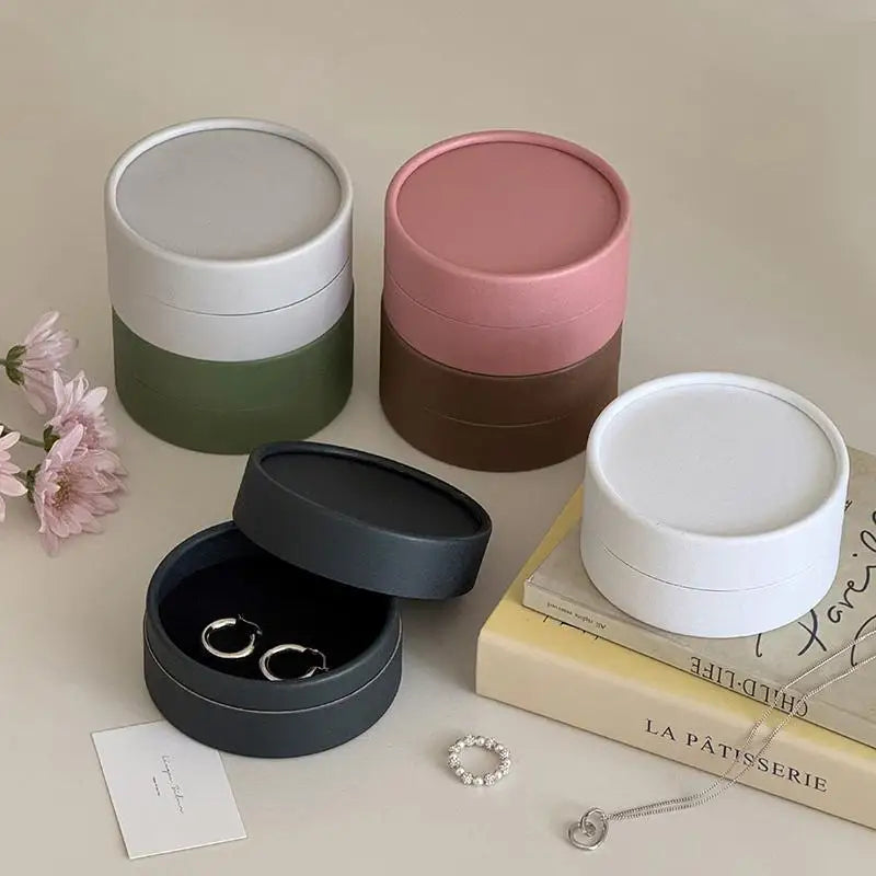 boîtes bijoux rangement vert rose gris marron modernes minimalistes organisation oreilles bracelet cartes présentation