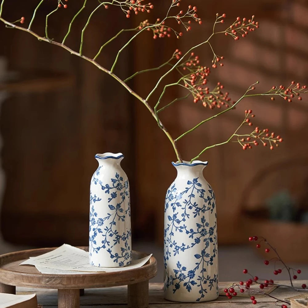 vases decoratifs ceramic bleu blanc motifs floraux salon deco