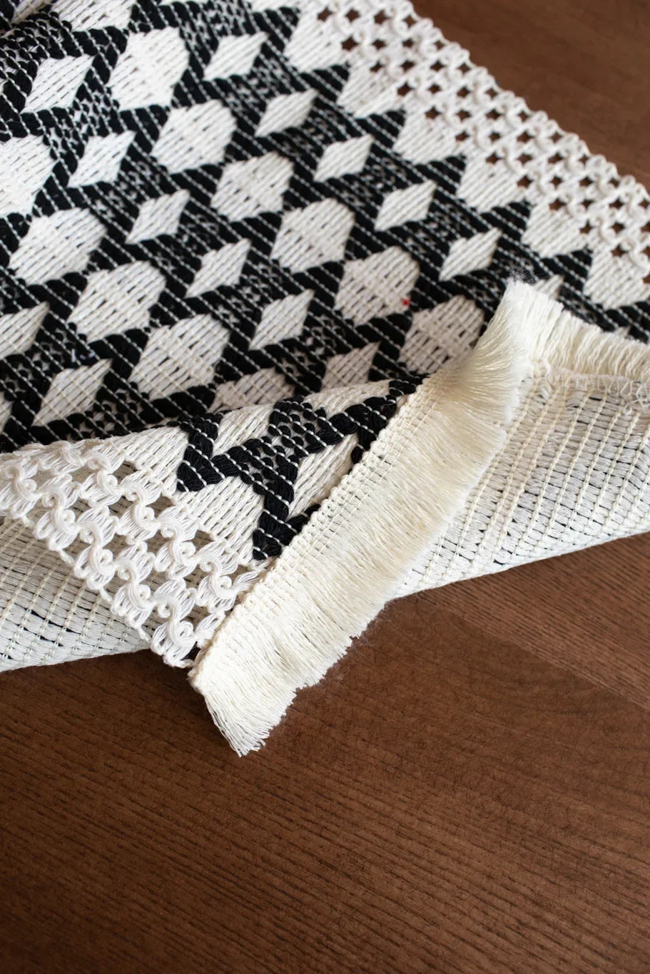 serviette table moderne blanche noire losange bordure frisée coton polyester maison