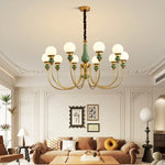 Chandelier classique vert doré globes blancs élégant chambre salon