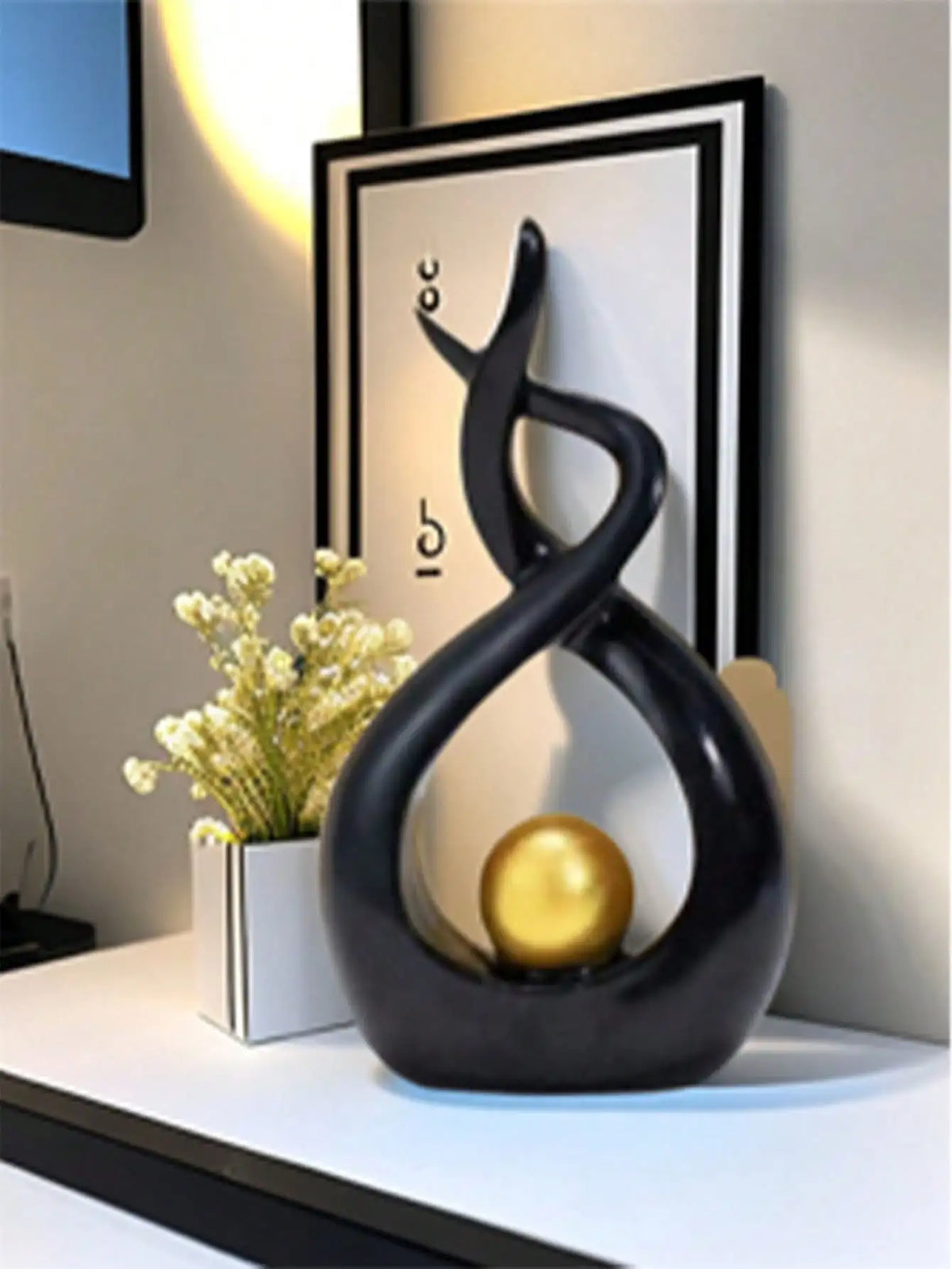 sculpture décorative moderne vase abstrait noir doré sphère intégrée minimaliste ornement intérieur