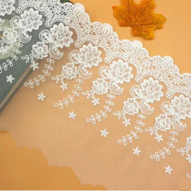 dentelle fleurs motifs floraux complexes bordure couture tissu blanc noir élégant décoration artisanale
