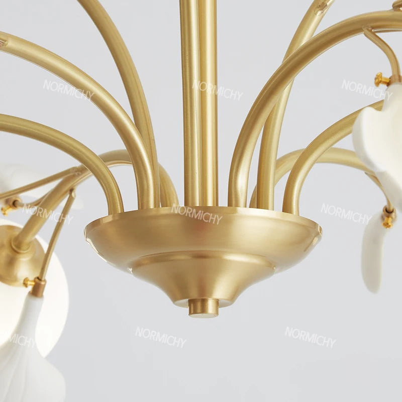 lampe suspendue contemporaine or blanc fleurs opalescente 10 têtes chaîne neutre