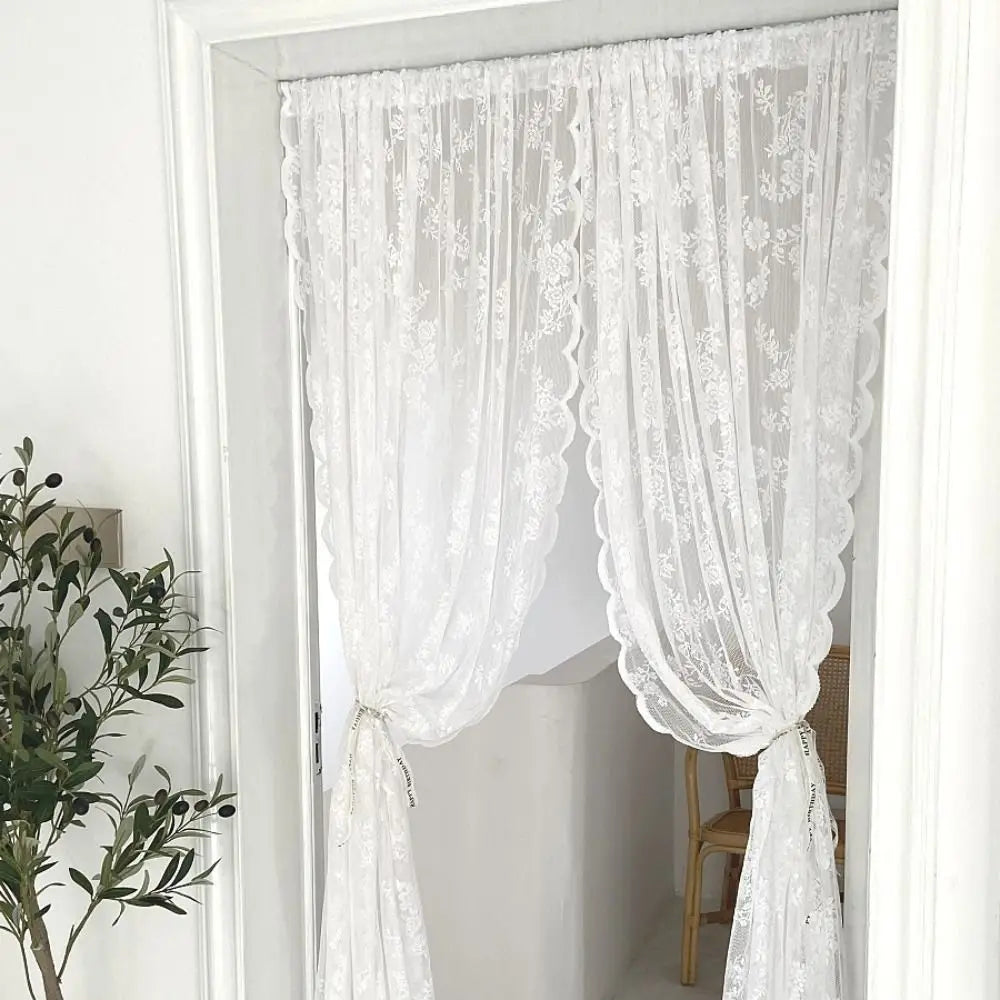 rideau voilage dentelle florale romantique noir blanc motifs végétaux translucide bohème tringle métalliques