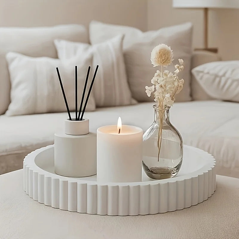 plateau decoratif blanc motif dentele bord diffuseur parfum bougie vase fleurs séchées bouteille savon