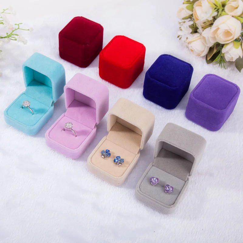 boîtes bijoux velours bleu clair rouge gris rose violet noir anneaux boucles doreilles classiques