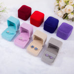 boîtes bijoux velours bleu clair rouge gris rose violet noir anneaux boucles doreilles classiques
