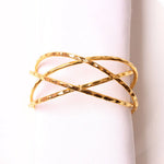 broches classiques dorées strass bracelet classique soie blanche anniversaire mariage décoration table