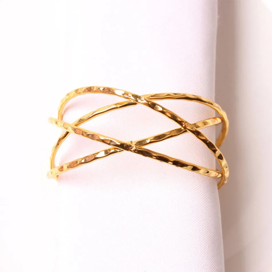 broches classiques dorées strass bracelet classique soie blanche anniversaire mariage décoration table