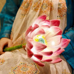 fleur artificielle lumineuse rose blanche bleue violette jaune feuilles fines nervures centre lumineux poignée