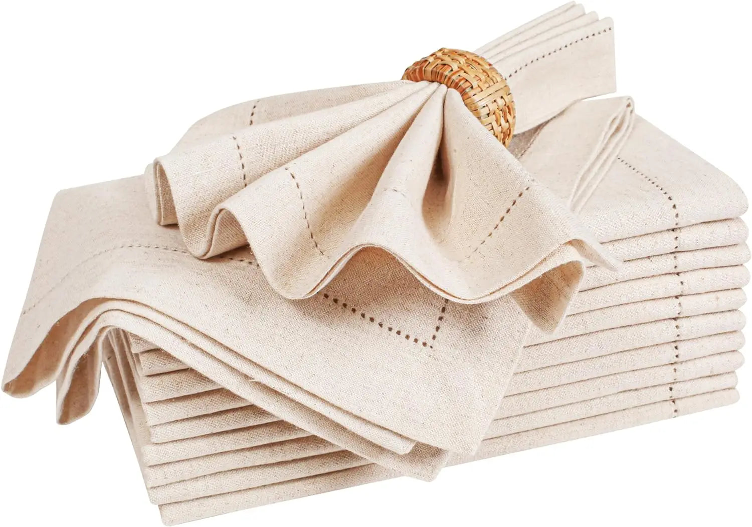 Serviettes de table en lin beige avec anneaux en rotin, avec un design chic et élégant, parfait pour une table de fête.