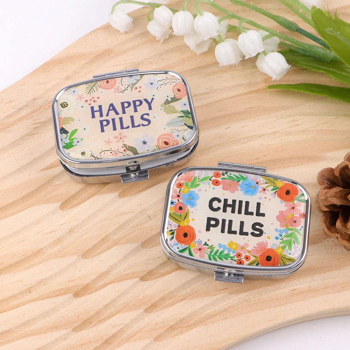 boîte pilules moderne fleuries multicolores portable organisateur blanc motifs graphiques