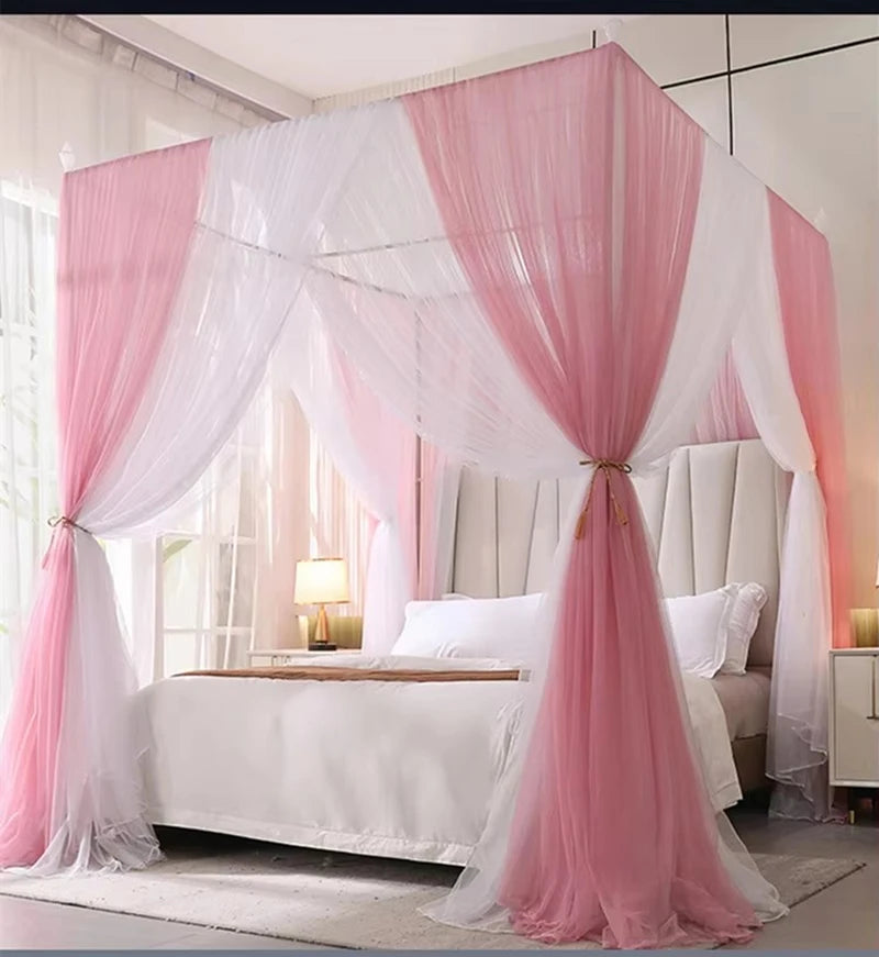 Une chambre d'inspiration romantique avec un lit à baldaquin aux rideaux rose pâle et blanc, créant une atmosphère douce et féminine.