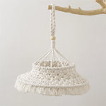 lampe suspendue boho macramé blanc cassé motifs géométriques boule bois franges decoration maison salon