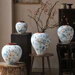 vase artisanal bleu blanc marron marbré rustique arrangement floral branches fruits decoration intérieure