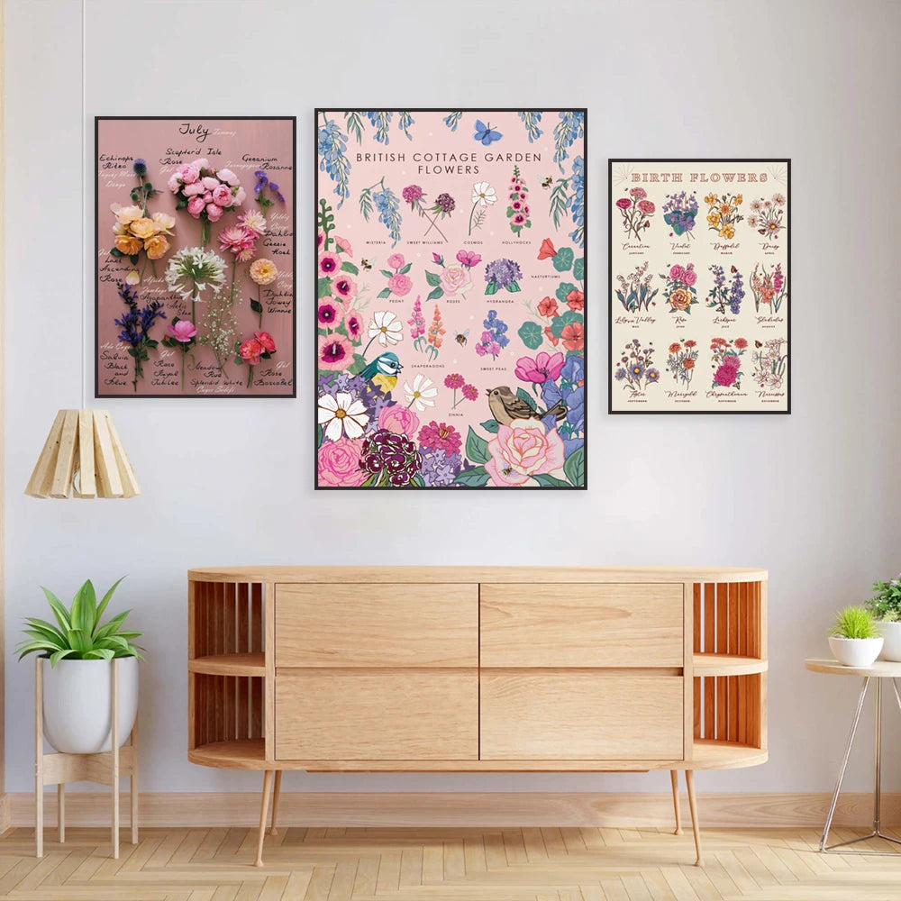 Cette image représente un espace de décoration intérieure avec des cadres muraux illustrant différentes fleurs de jardin et de naissance, ainsi qu'un meuble en bois avec des plantes d'intérieur.