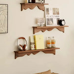 étagère murale bois marron clair texture naturelle moderne vis fixations objets rangement maison