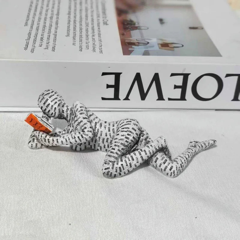 figurines decoratives modernes personnages lisant livres piles livres beige blanc orange minimaliste