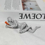 figurines decoratives modernes personnages lisant livres piles livres beige blanc orange minimaliste