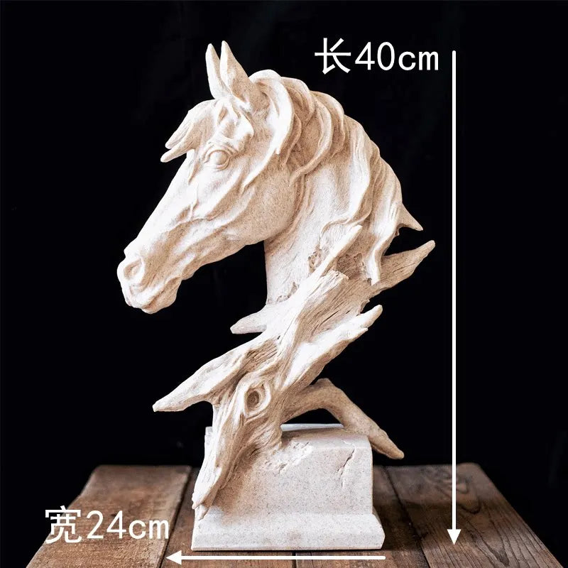 sculpture tête cheval bois texture rugueuse crinière détaillée sablier doré livres anciens fleurs séchées
