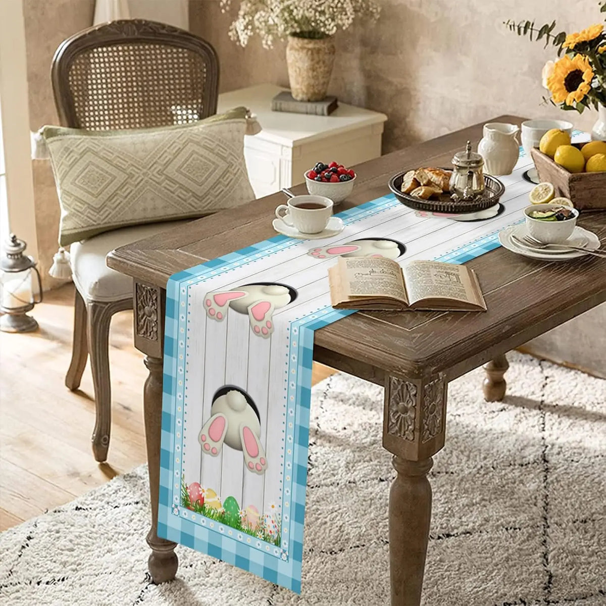 Une table en bois rustique avec des éléments décoratifs, des fleurs, des fruits et des livres, créant une ambiance chaleureuse et cosy.