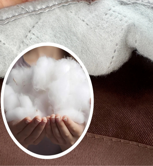 Image en gros plan d'une couette avec une section mise en avant, montrant une texture douce et moelleuse. Les mains tiennent délicatement du rembourrage, illustrant le confort et la légèreté du produit, idéal pour améliorer le sommeil et le bien-être durant les nuits.