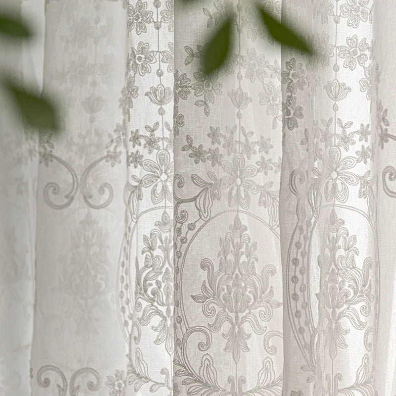 Rideau élégant avec motif floral délicat idéal pour la décoration intérieure. Donne une ambiance raffinée et accueillante à votre salon ou chambre. Parfait pour ajouter une touche de sophistication à vos espaces de vie.