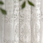 Rideau élégant avec motif floral délicat idéal pour la décoration intérieure. Donne une ambiance raffinée et accueillante à votre salon ou chambre. Parfait pour ajouter une touche de sophistication à vos espaces de vie.