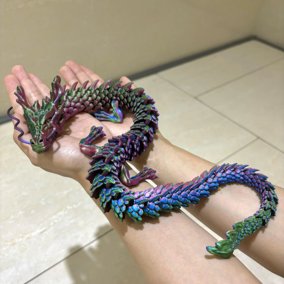figurine dragon violet bleu vert brillante décoration fantaisie détaillée maison