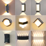 Applique murale LED extérieur étanche installée sur un mur de jardin