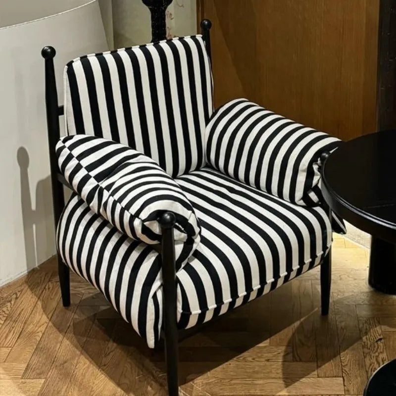 fauteuil rembourré moderne scandinave assise rayée couleur marron rouille coussins pieds apparents