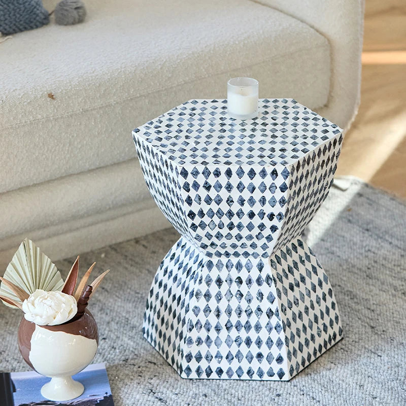 table basse contemporaine bois blanc bleu foncé motifs losanges texturés