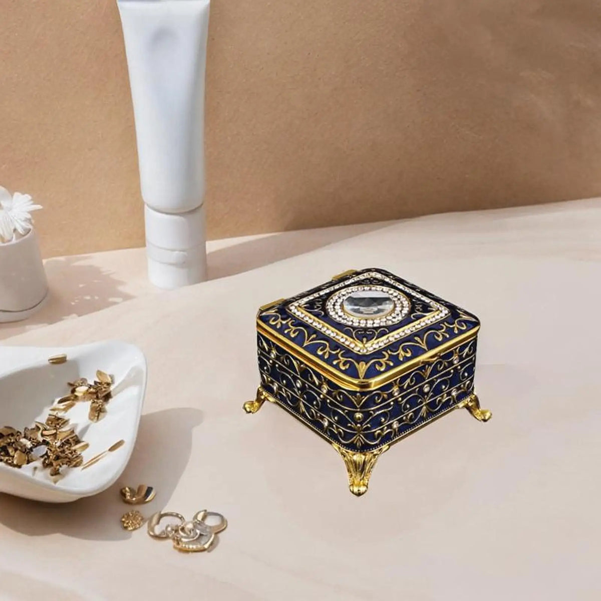 boîte bijoux ornementation florale dorée rose clair rouge bleu marine classique baroque storage box
