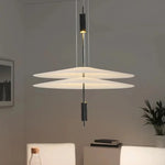 Lustre suspendu LED bleu dans un salon moderne