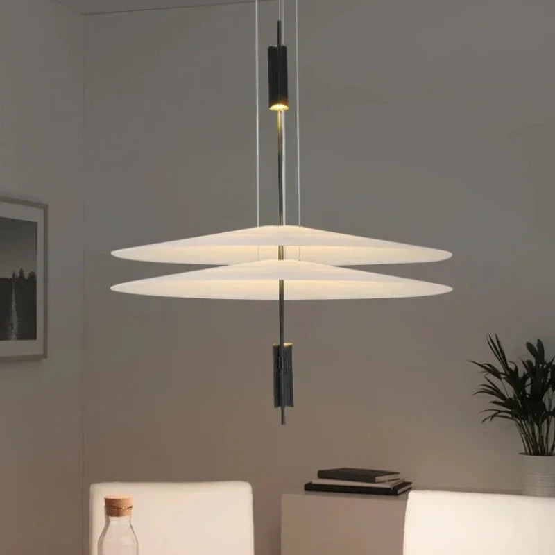 Lustre suspendu LED bleu dans un salon moderne