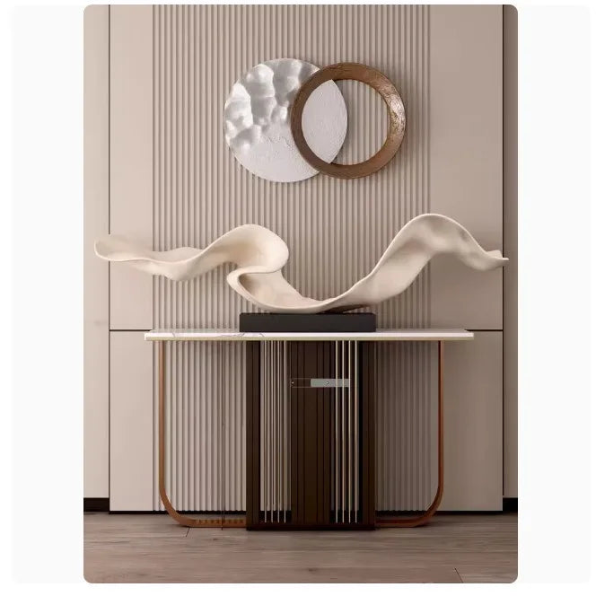 décoration moderne sculpture abstraite console mural panneau strié fauteuil cuir boules métalliques abat jour