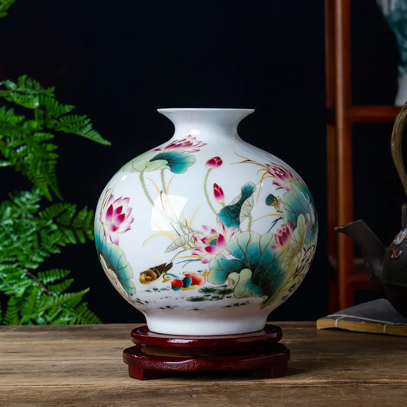 Ce vase en porcelaine blanche décoré de motifs floraux et de papillons colorés apporte une touche de fraîcheur et d'élégance à l'environnement.