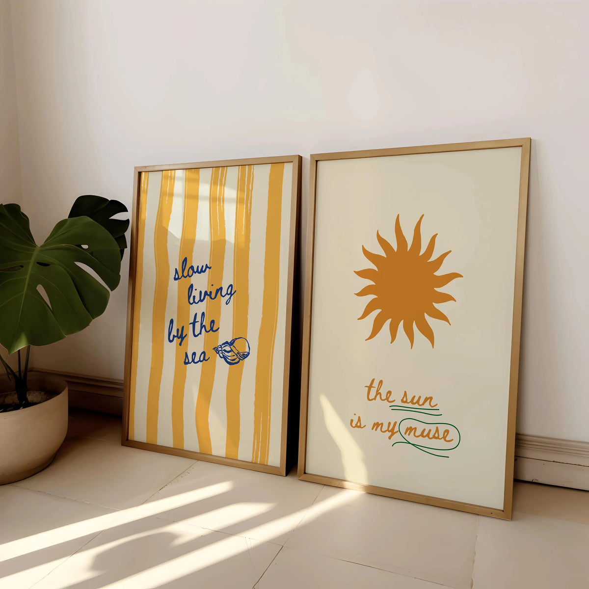 affiches modernes minimalistes blanc bleu jaune rayures texte cadre bois chambre salon decoration