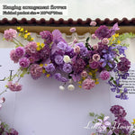 décoration événement extérieur mariage anniversaire roses fleurs variées feuillage dense tissu rouge romantique élégant