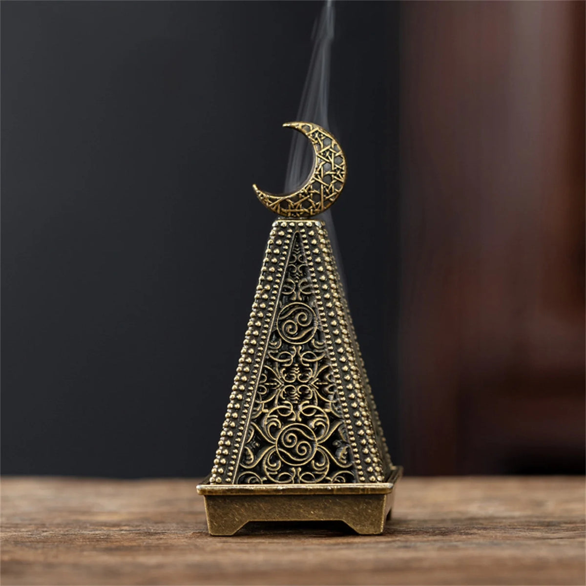 diffuseur encens pyramide forme ornementale dorée motifs floraux géométriques vintage oriental salon